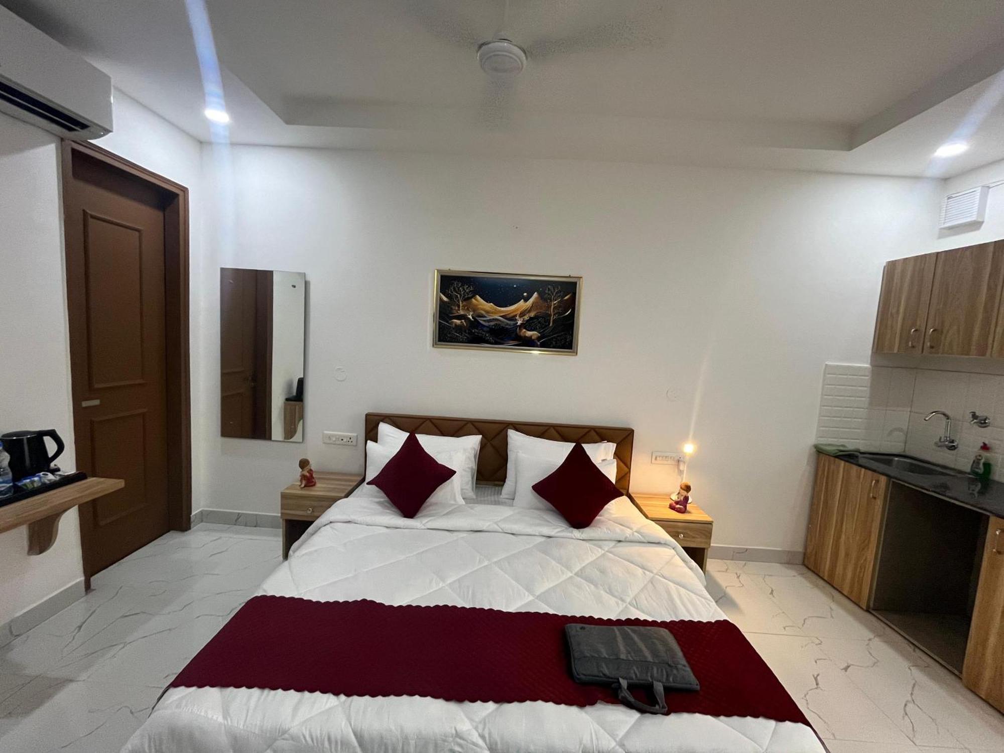 The Lodgers Studio Apartment Infront Of Artemis Hospital Gurugram Gurgaon Exterior foto