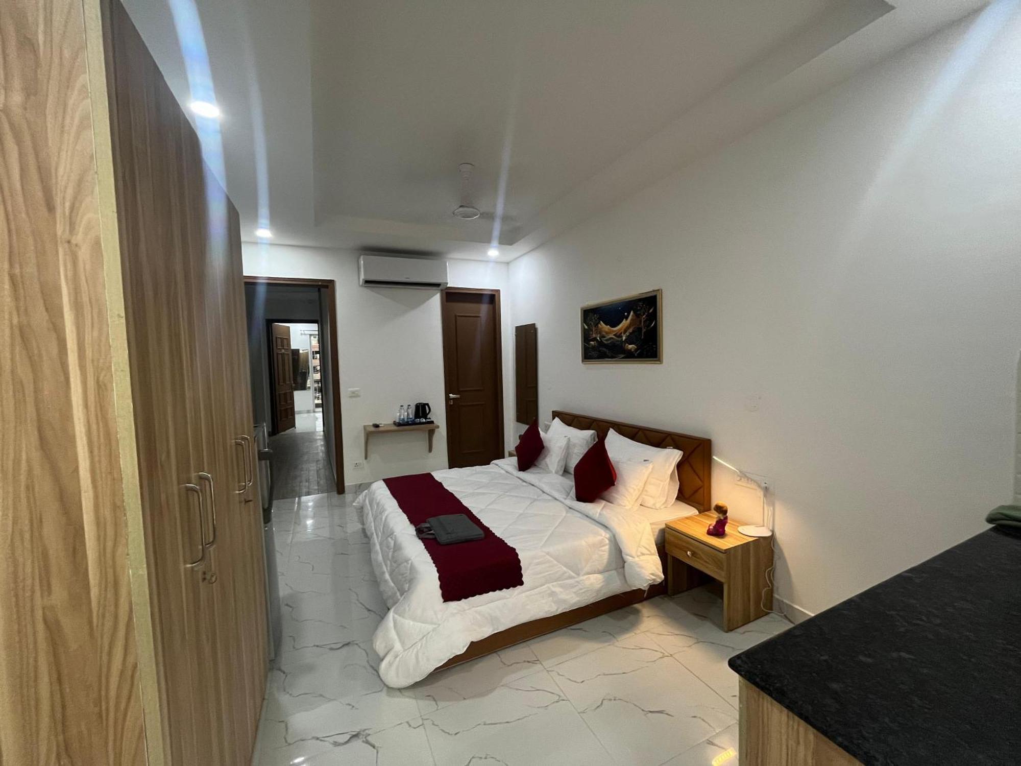 The Lodgers Studio Apartment Infront Of Artemis Hospital Gurugram Gurgaon Exterior foto