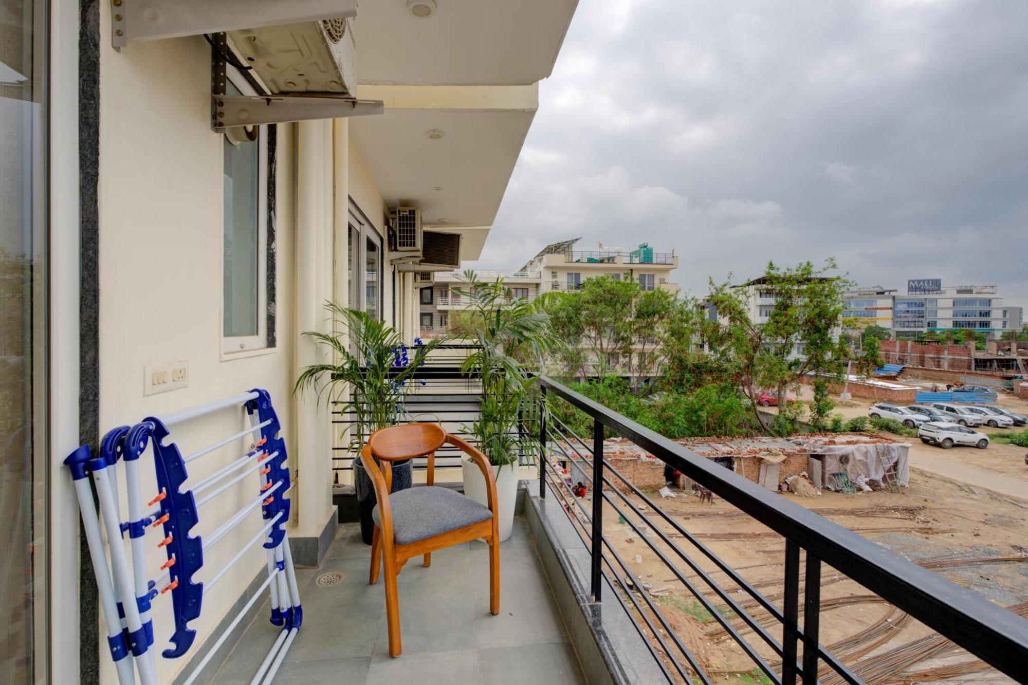 The Lodgers Studio Apartment Infront Of Artemis Hospital Gurugram Gurgaon Exterior foto