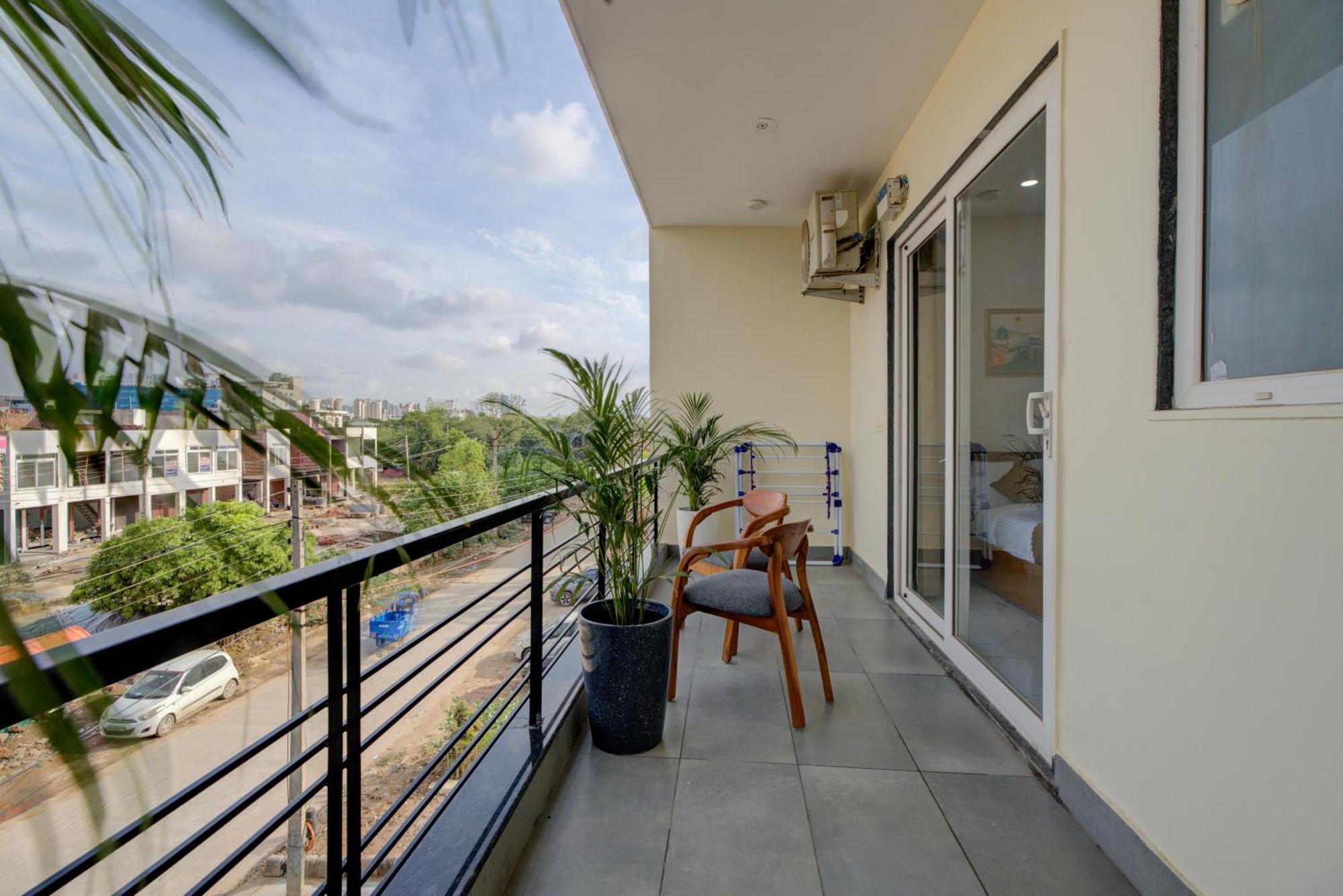 The Lodgers Studio Apartment Infront Of Artemis Hospital Gurugram Gurgaon Exterior foto