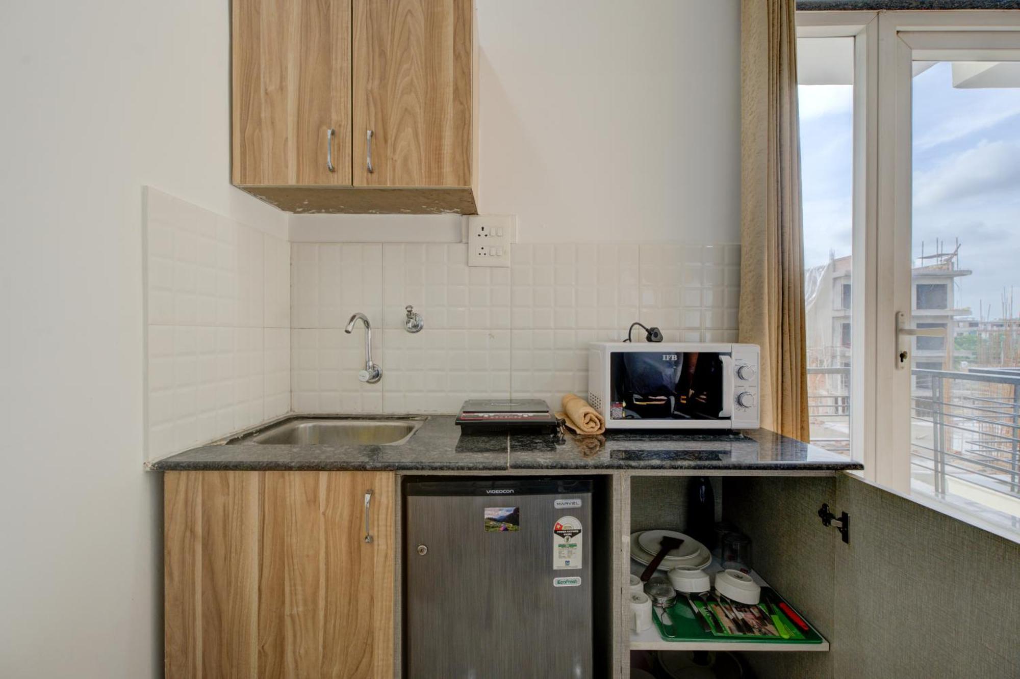 The Lodgers Studio Apartment Infront Of Artemis Hospital Gurugram Gurgaon Exterior foto