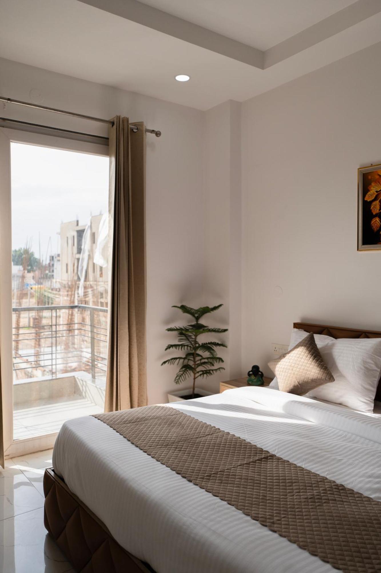 The Lodgers Studio Apartment Infront Of Artemis Hospital Gurugram Gurgaon Exterior foto
