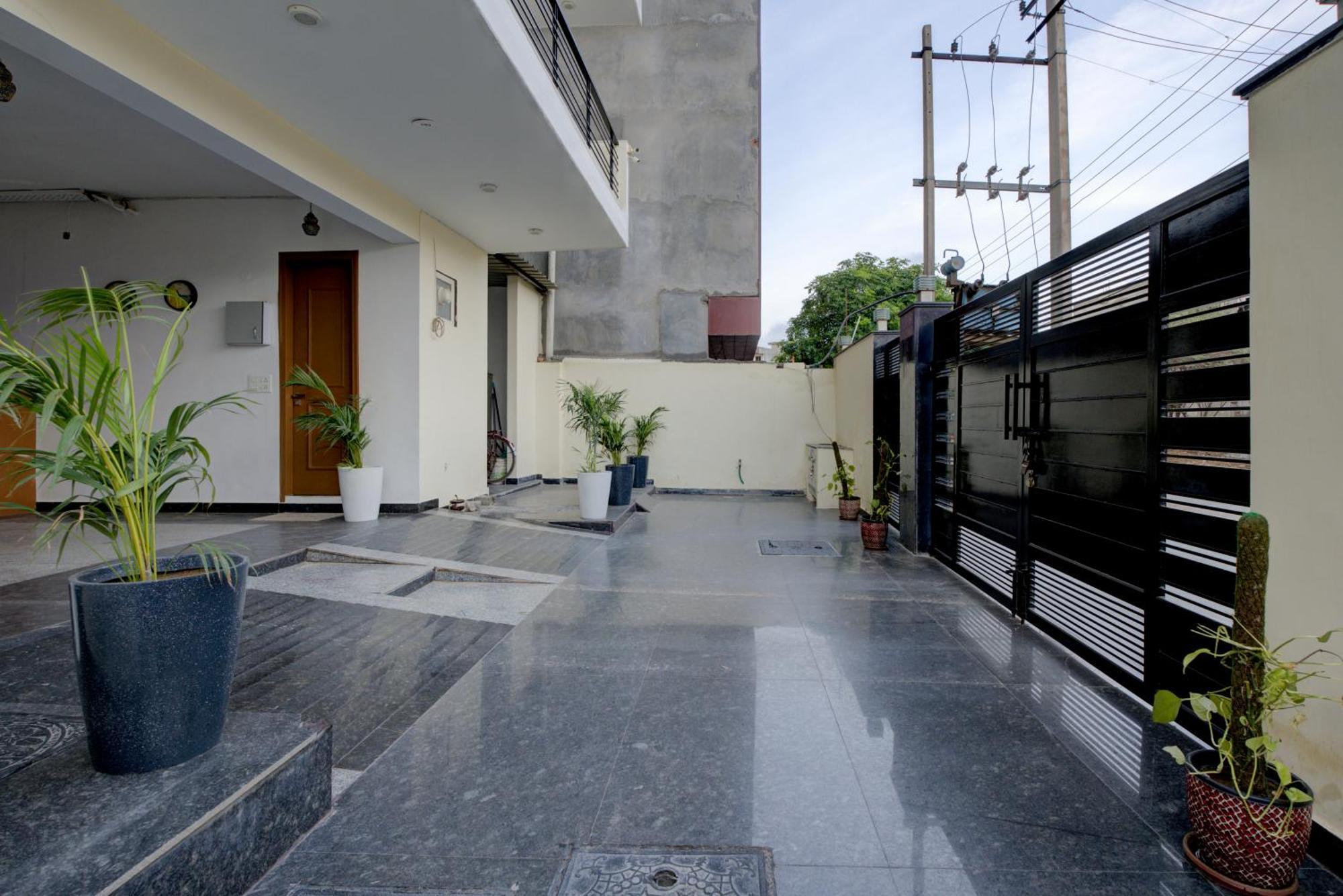 The Lodgers Studio Apartment Infront Of Artemis Hospital Gurugram Gurgaon Exterior foto